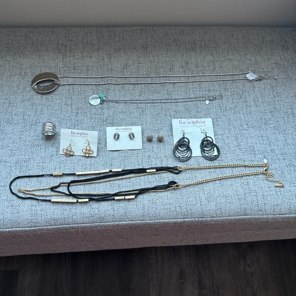 Lia Sophia Jewelry Brand New never worn / 3 Necklaces, 4 Earrings and 1 Ring - Picture 3 of 3
